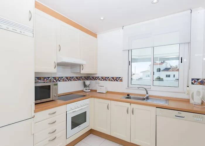 كورال بيتش الفندقية بخدمة ذاتية